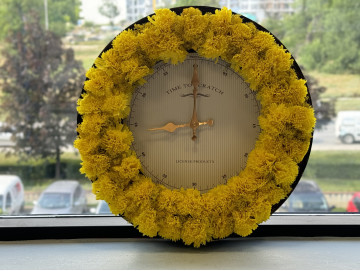 Часовник със скандинавски мъх и сапунени цветя жълт