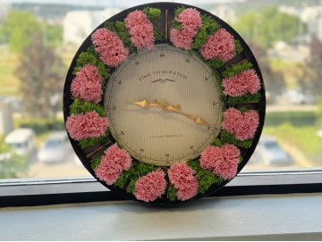 Часовник със скандинавски мъх и сапунени цветя розов