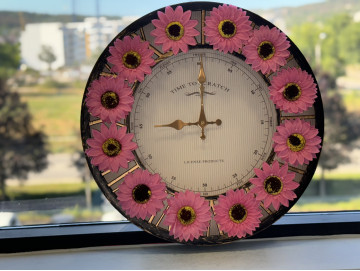 Часовник със сапунени слънчогледи розов