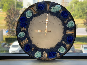 Часовник със скандинавски мъх и сапунени рози син