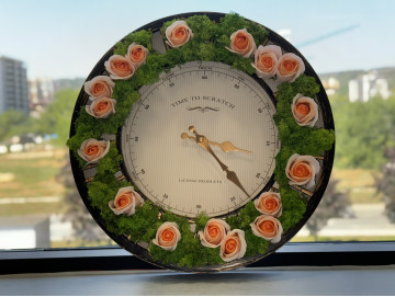 Часовник със скандинавски мъх и сапунени рози оранжев